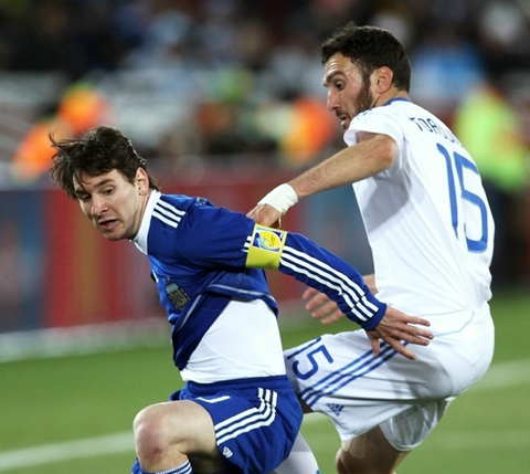 Lionel Messi (áo xanh) và Argentina đã vượt qua vòng bảng với thành tích bất bại.